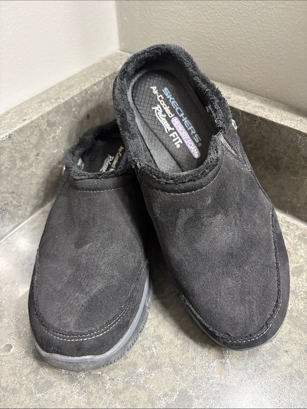 Skechers Woman’s Relaxed Fit Air-Cooled Memory Foam Black Slip-On Mules.